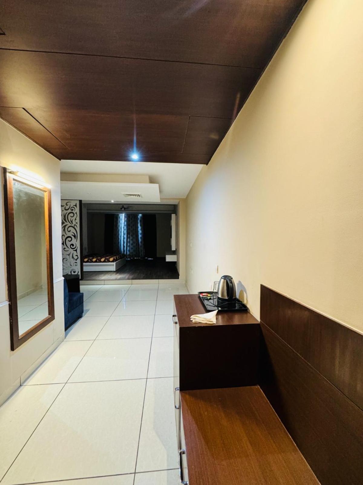 The Pearl Hotel Sirsa Exterior foto